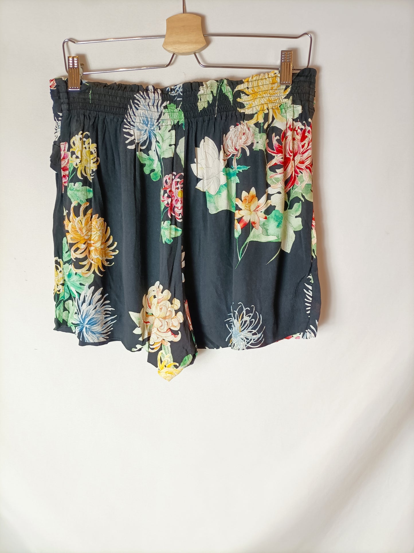 ZARA. Shorts negro flores T.l