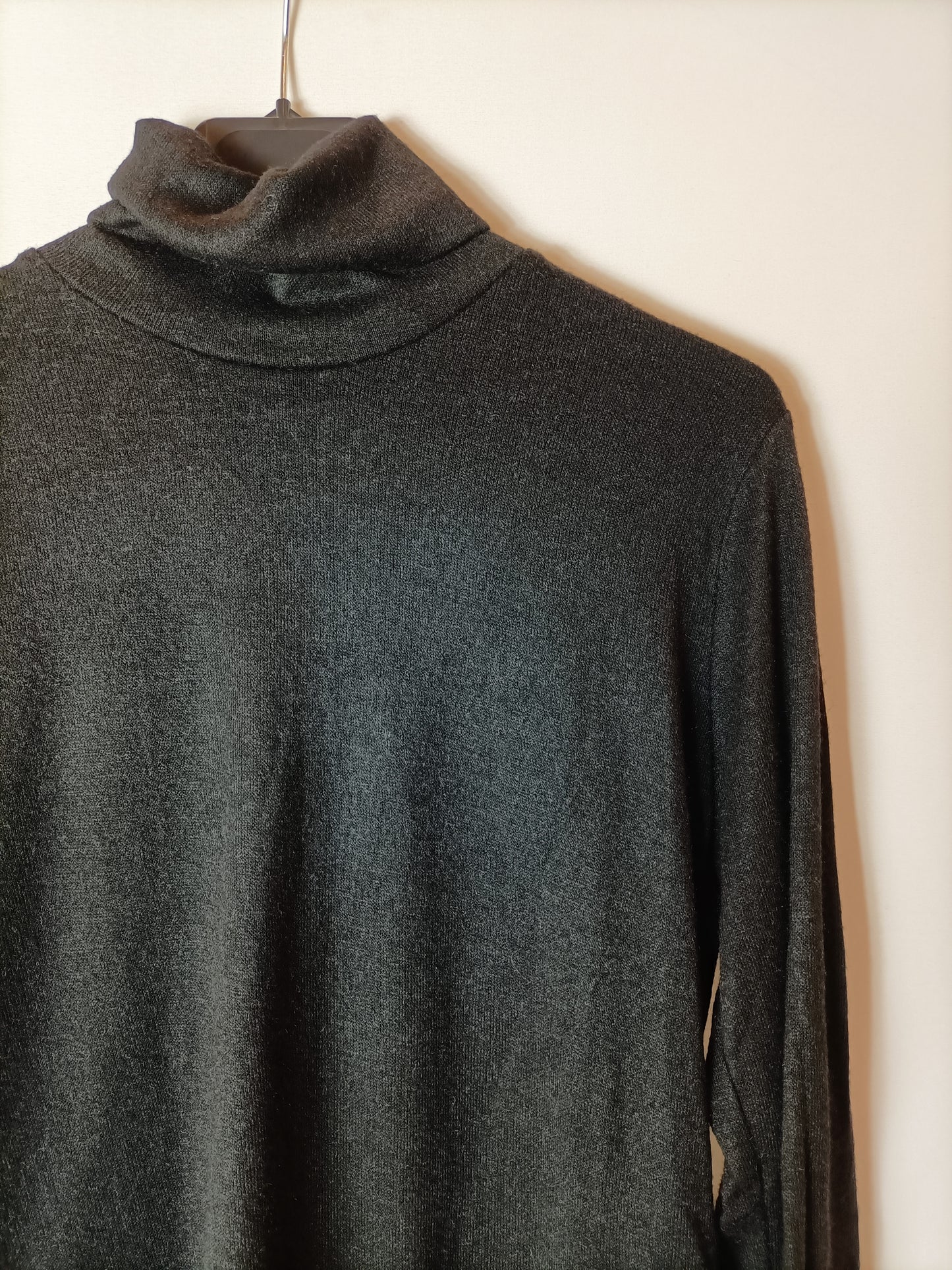 ZARA. Jersey negro cuello alto T.m