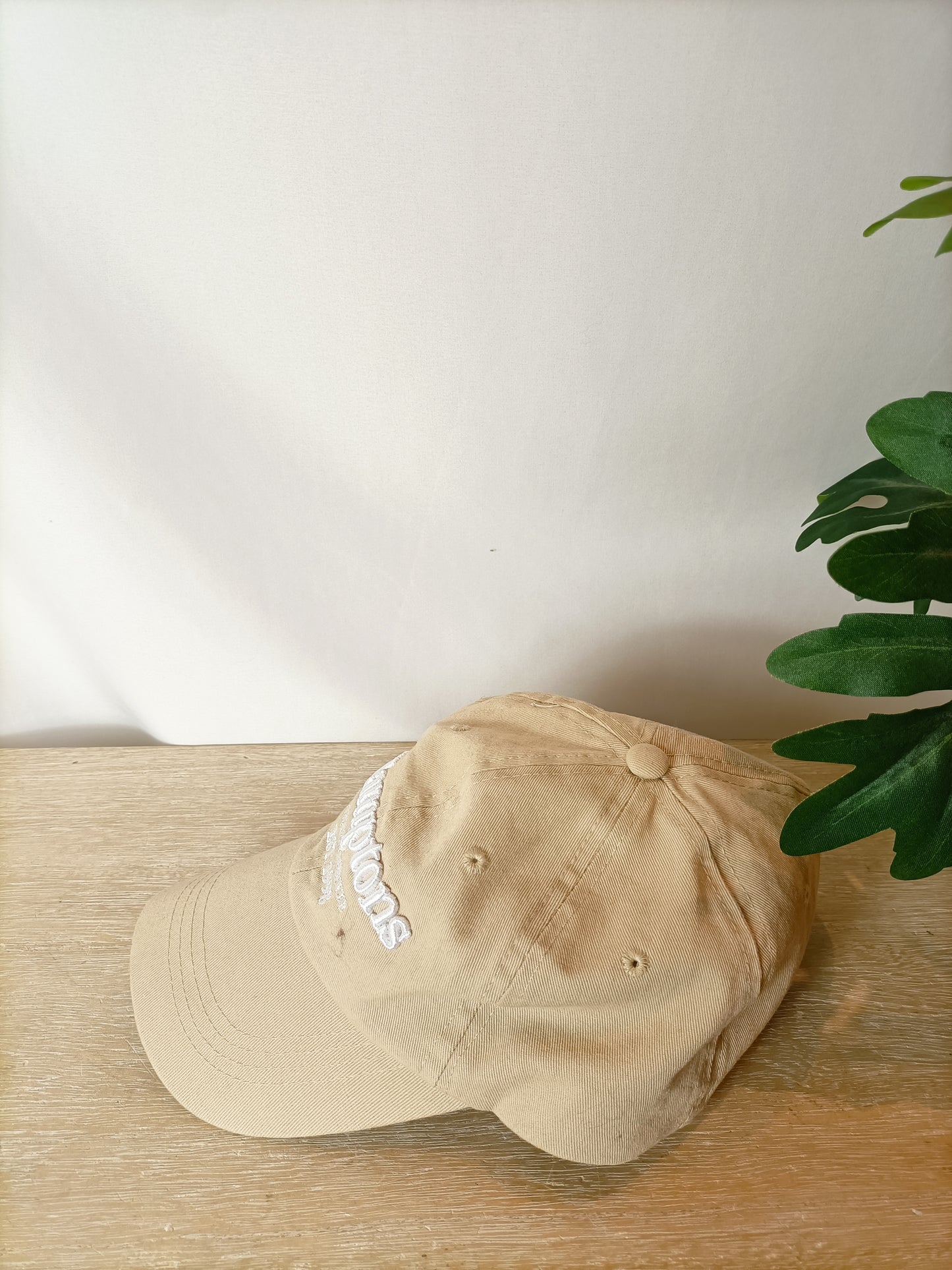 BERSHKA. Gorra beige "hamptons"