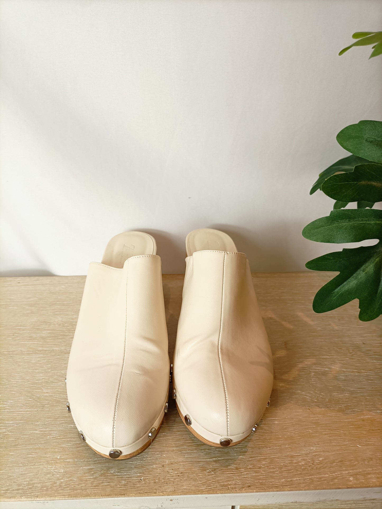 ZARA. Zuecos polipiel beige T.38