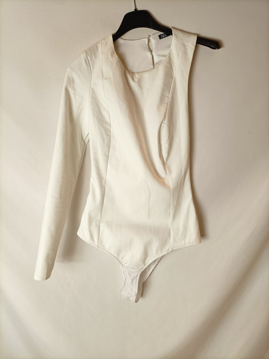 ZARA. Body blanco asimétrico T.xs