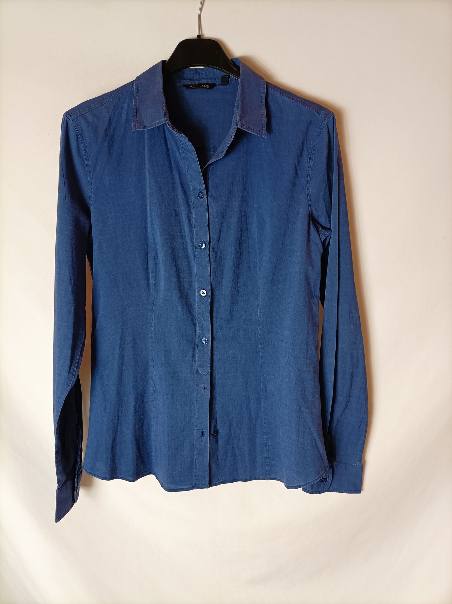 MASSIMO DUTTI. Blusa azul efecto desgastado. T 38