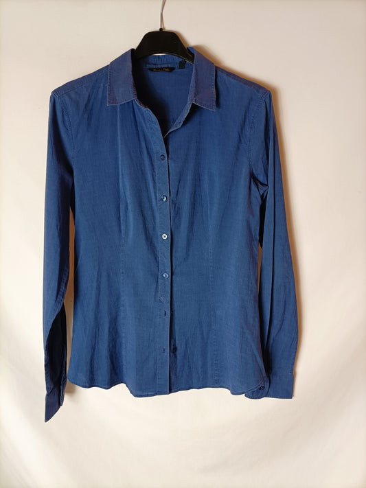 MASSIMO DUTTI. Blusa azul efecto desgastado. T 38