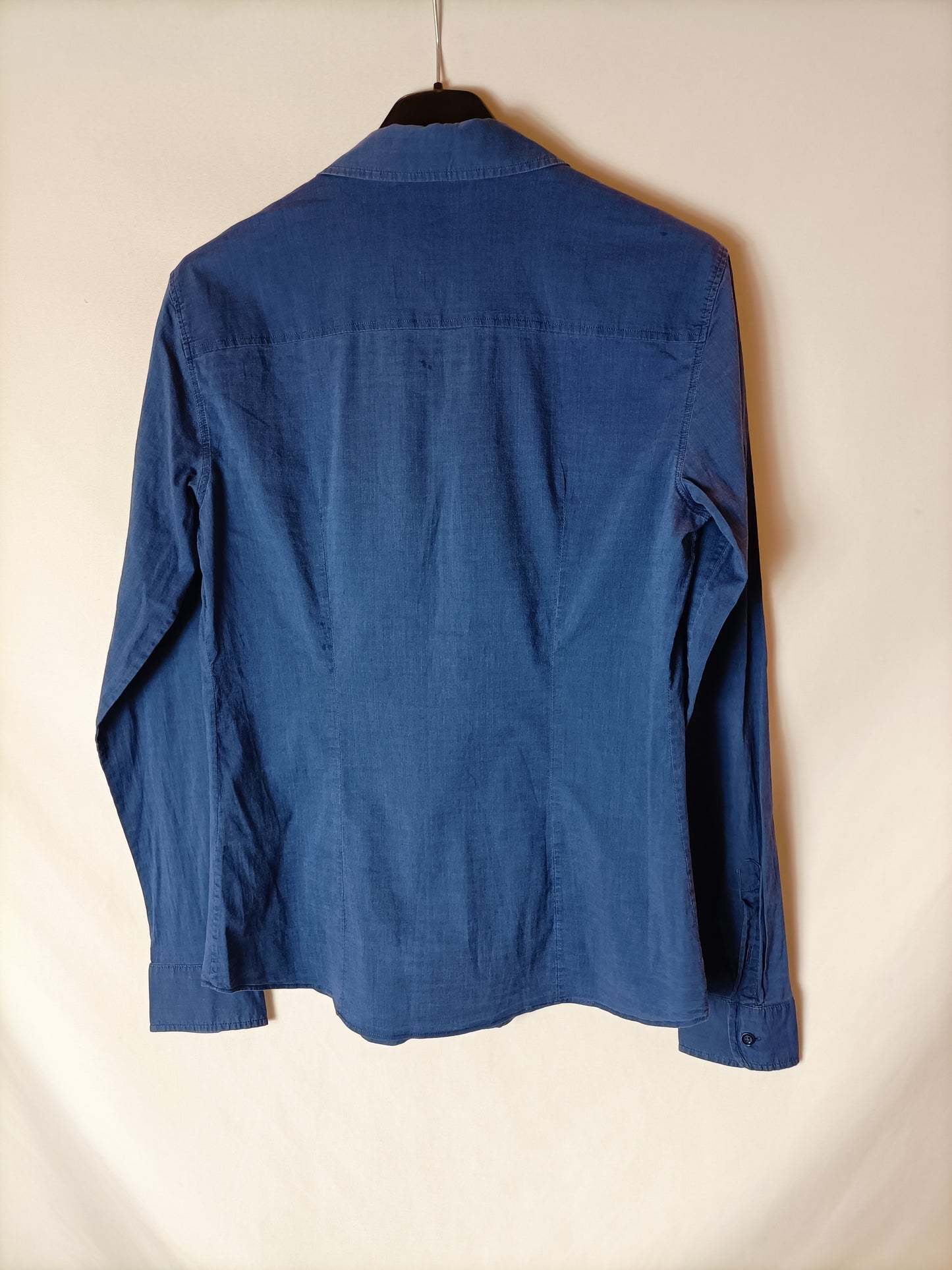 MASSIMO DUTTI. Blusa azul efecto desgastado. T 38