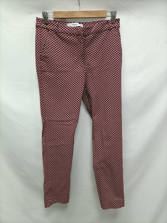 MANGO. Pantalón estampado geométrico en burdeos  T.36