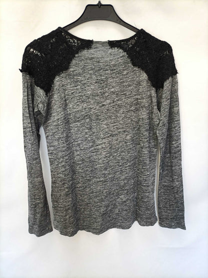 ZARA.Camiseta gris encaje hombros. T.m