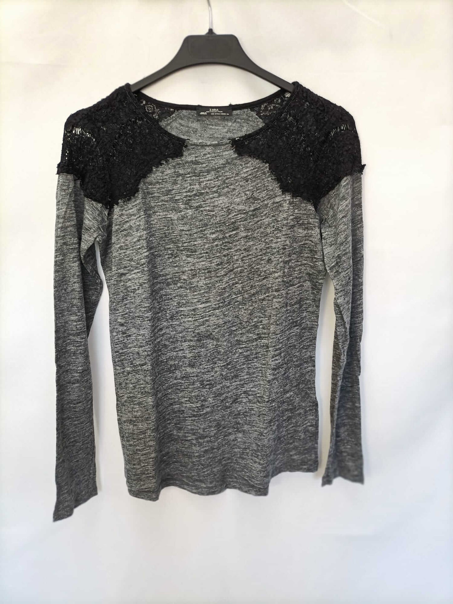 ZARA.Camiseta gris encaje hombros. T.m