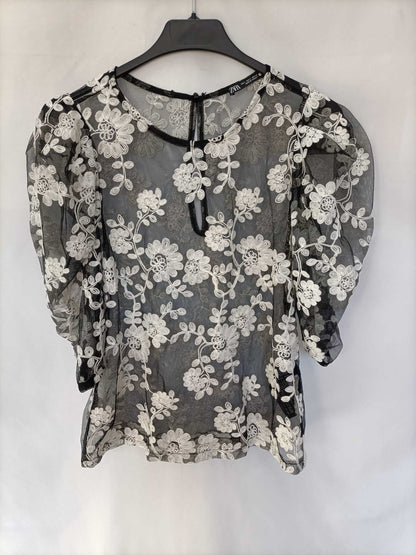 ZARA.Top negro tul flores T.s