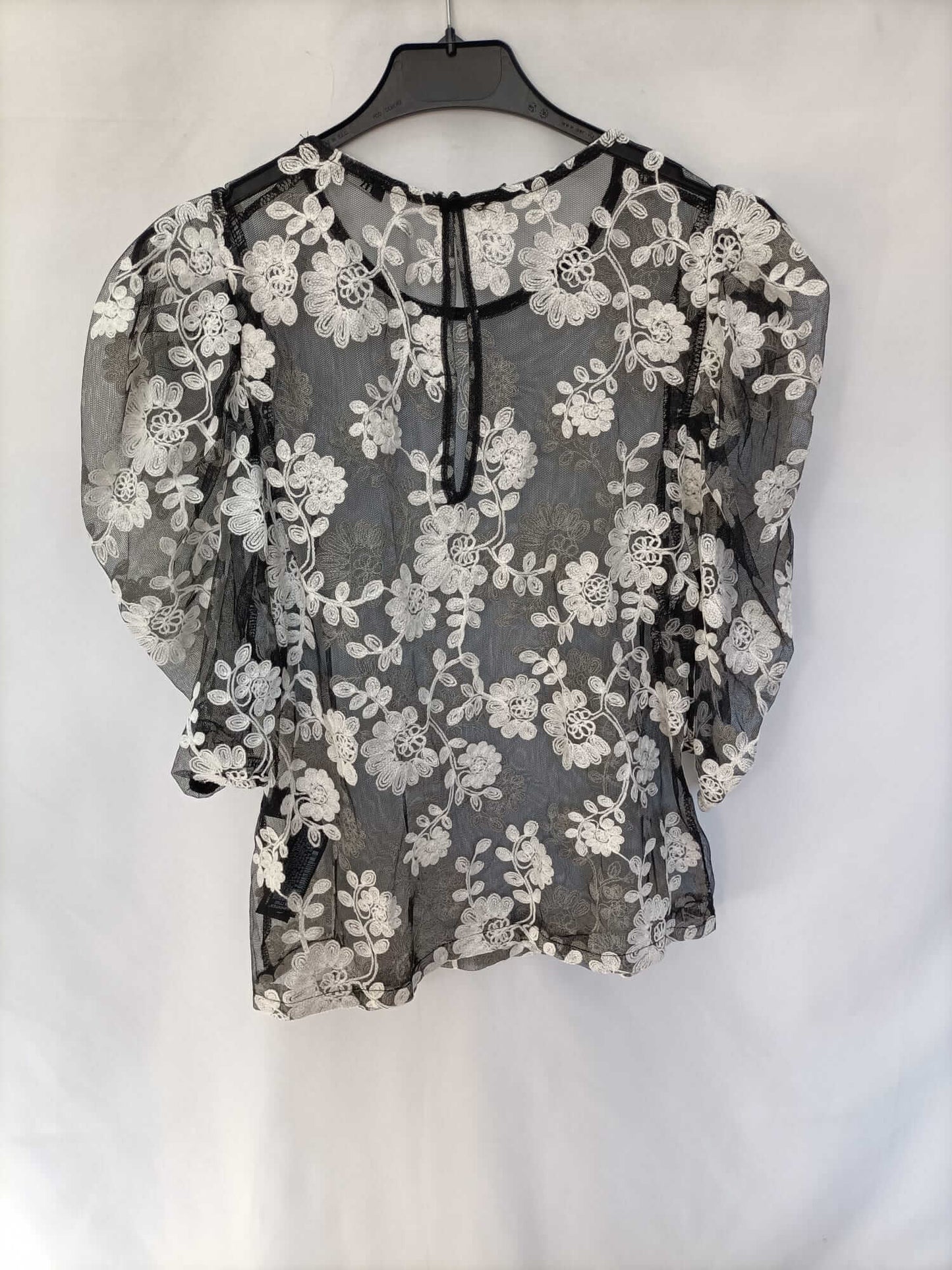 ZARA.Top negro tul flores T.s