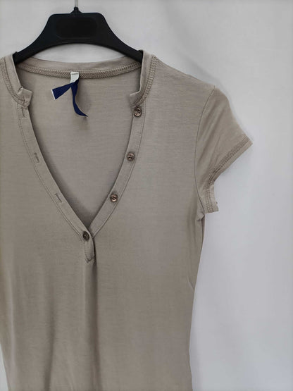 IMPERIAL.Camiseta beige botones T.s