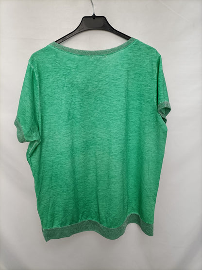 NEW COLLECTION.Camiseta verde detalles purpurina T.L