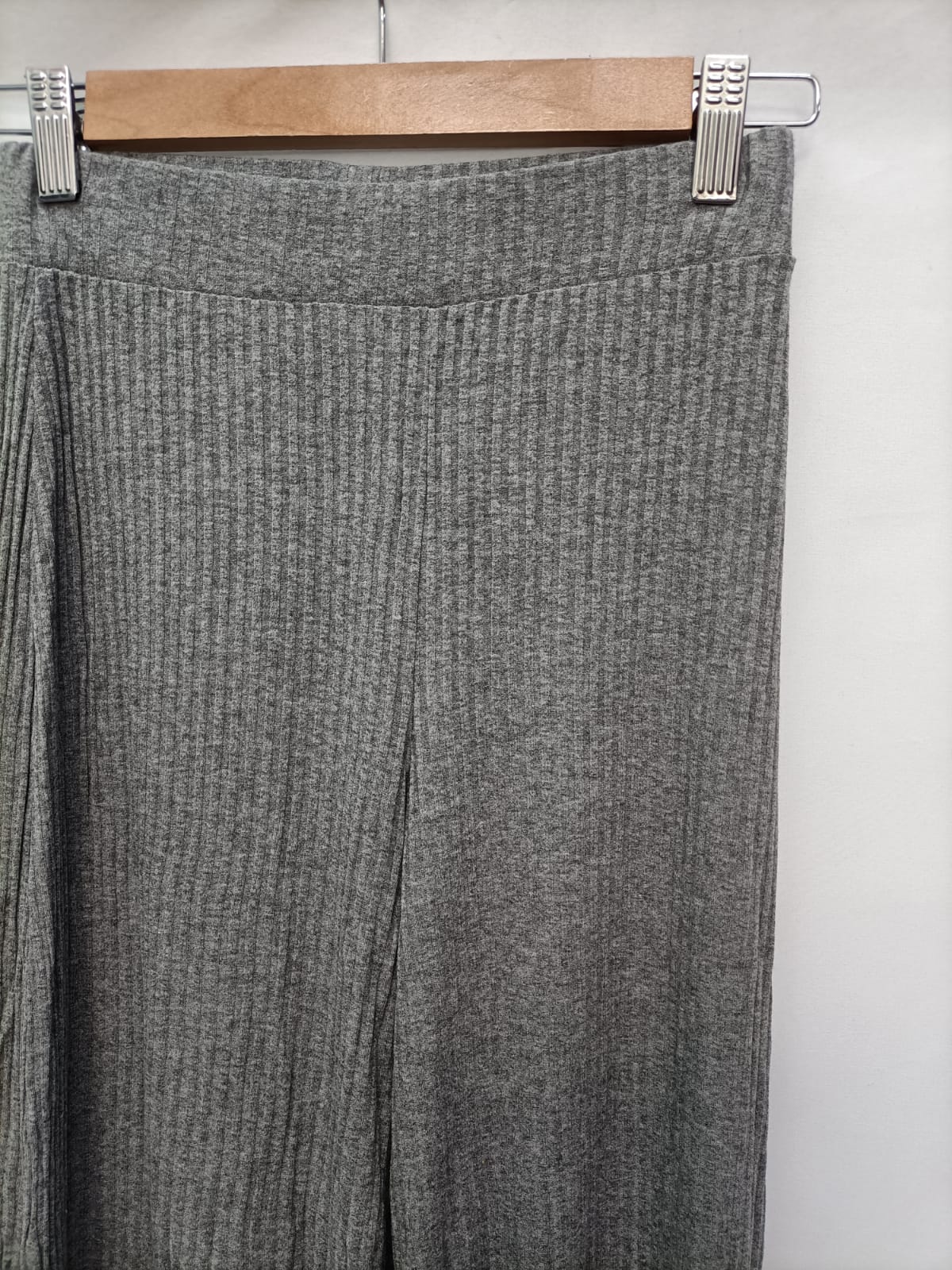 BERSHKA. Pantalón canalé gris T.xs