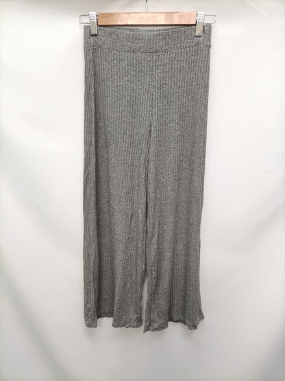 BERSHKA. Pantalón canalé gris T.xs