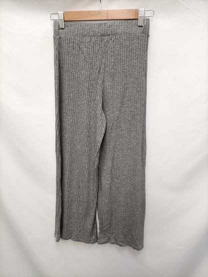 BERSHKA. Pantalón canalé gris T.xs