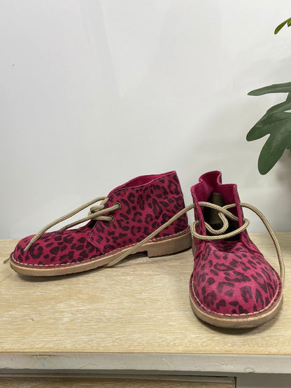 OTRAS. Botines animal print rosa T.35