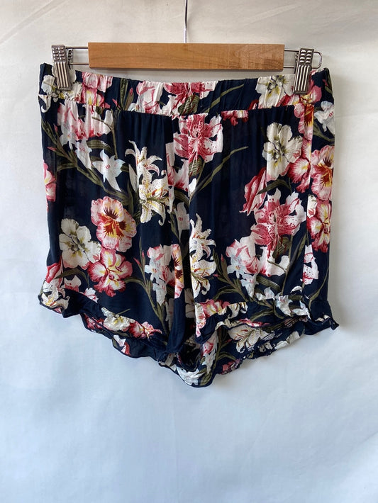 PULL&BEAR. Shorts flores T.l