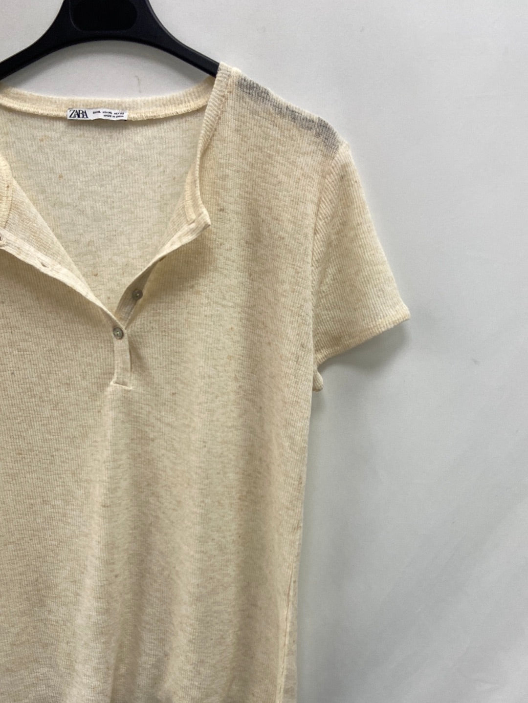 ZARA.Camiseta beige jaspeada botones T.XL