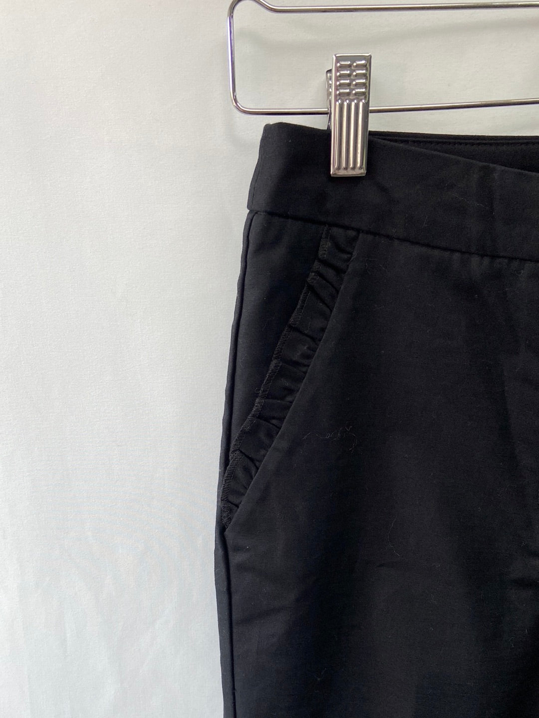 ZARA. Pantalón negro volantito bolsillo T.m