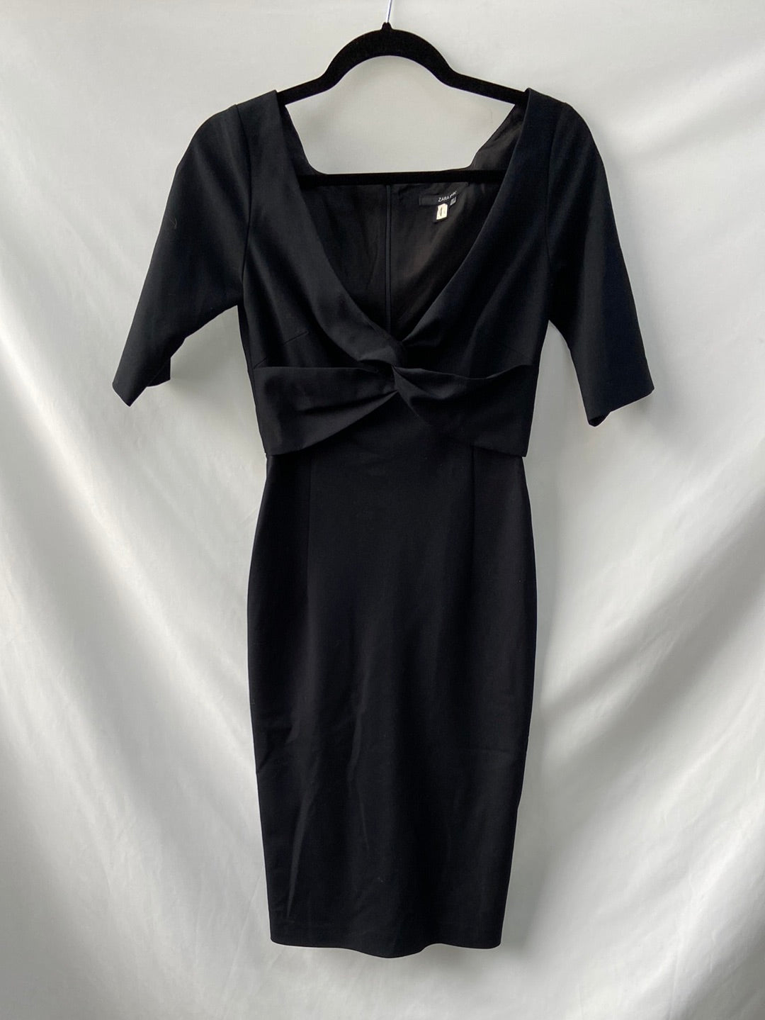 ZARA.Vestido midi negro arreglado T.s