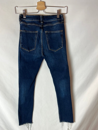 ZARA. Pantalón denim oscuro T.34