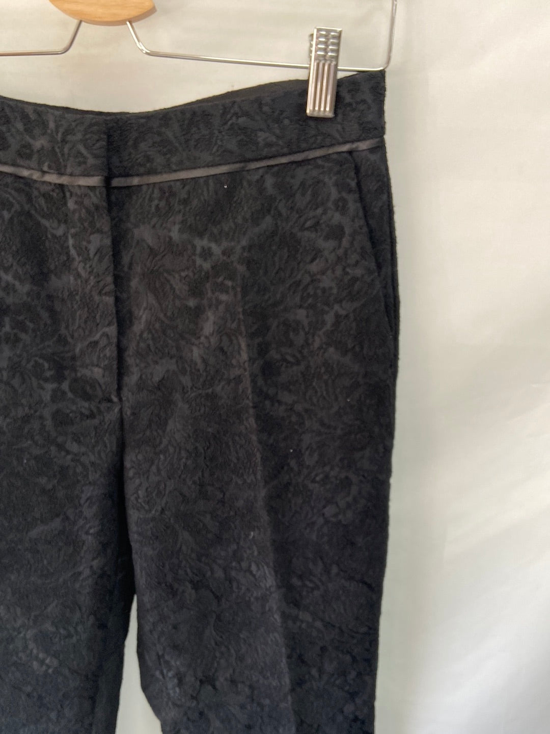 MASSIMO DUTTI. Pantalón negro bordado vestir T.36