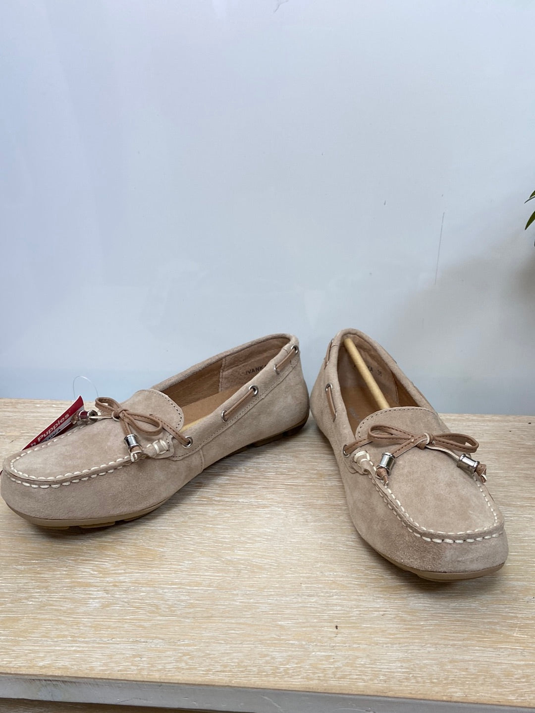 HUSH PUPPIES. Mocasines beiges ante T.36