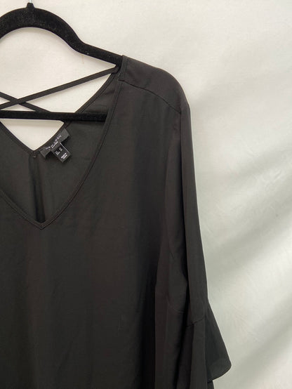 NEW LOOK. blusa negra fluida escote pico T.52