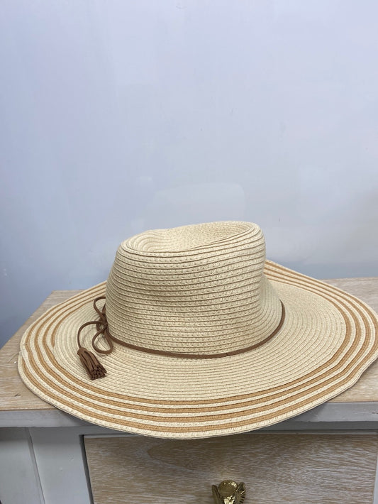 MINISO.Sombrero beige 57 cm