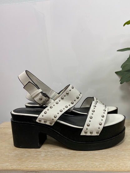 PULL&BEAR.Sandalias blancas tachuelas T.37