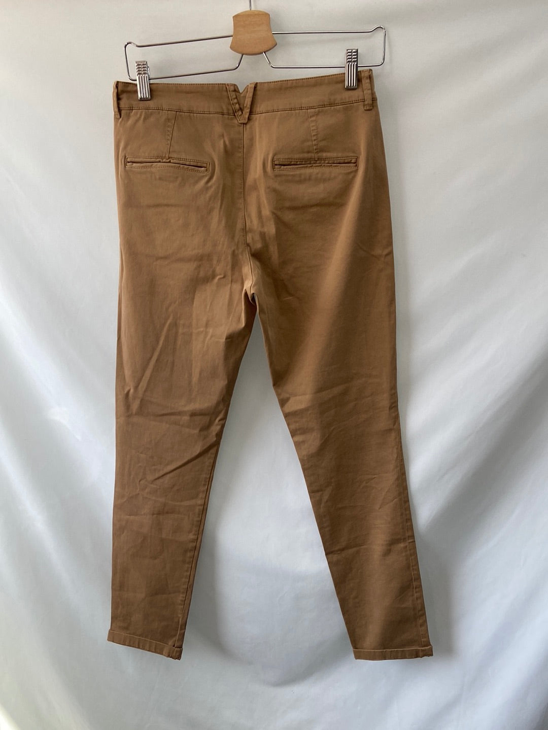 MASSIMO DUTTI. Chino beige talla 38