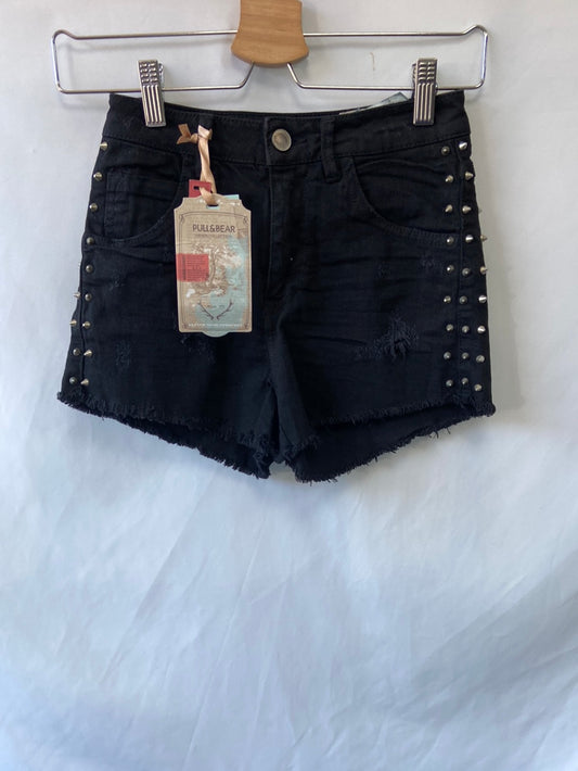 PULL&BEAR. Shorts negros tachuelas T.32