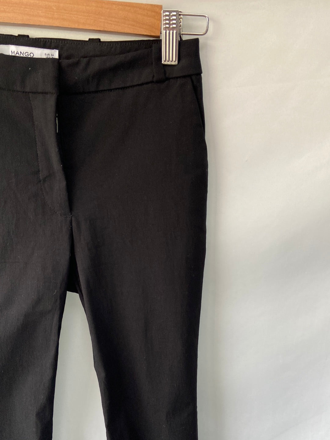 MANGO. Pantalón negro T.34