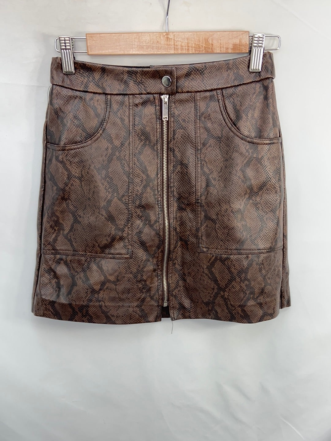 STRADIVARIUS.Falda corta Polipiel animal printT.34