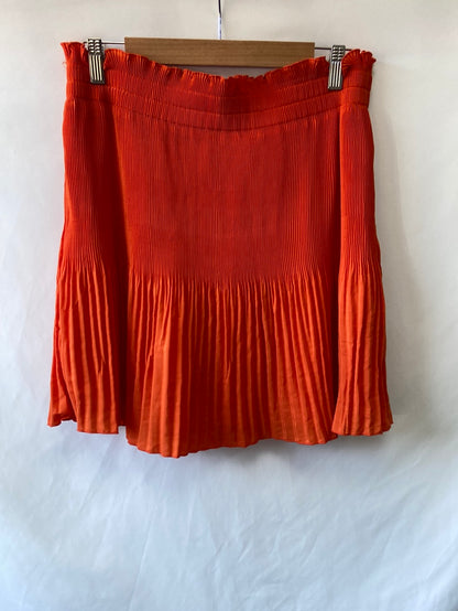 H&M. Falda plisada naranja T.46