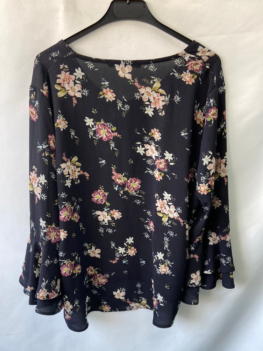 CHELA. Blusa negra flores talla L