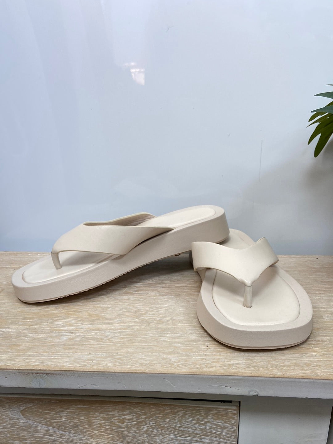 DOUGGIO.Chanclas efecto piel beige T.40