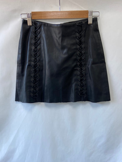 ZARA.Falda corta negra polipiel T.XS