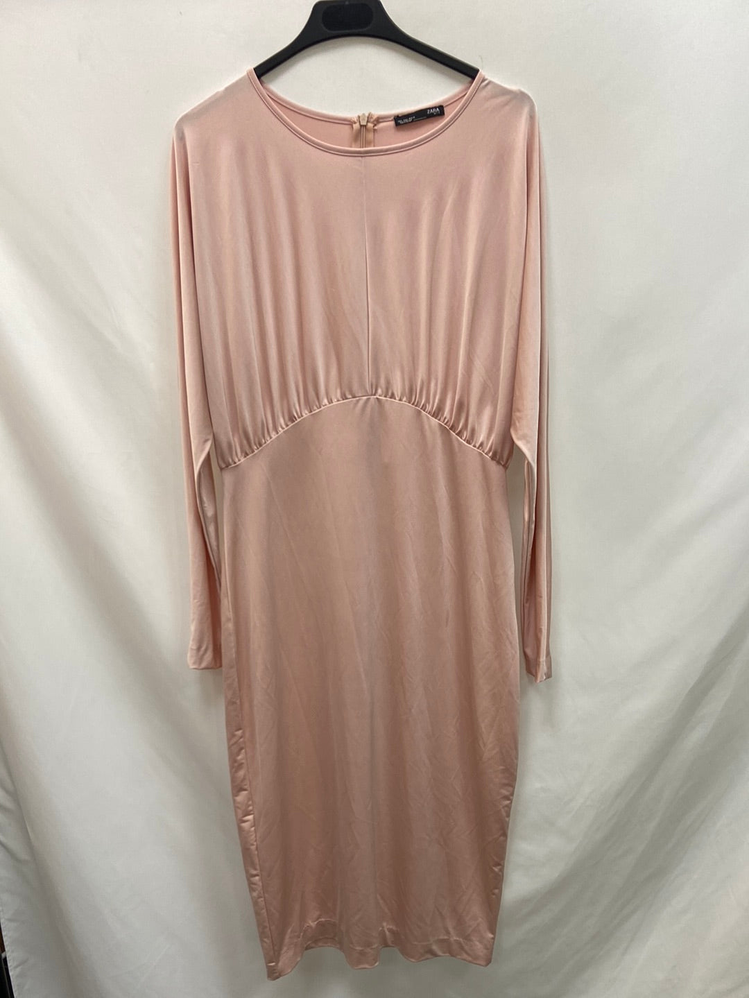 ZARA.Vestido midi Rosa satinado T.L