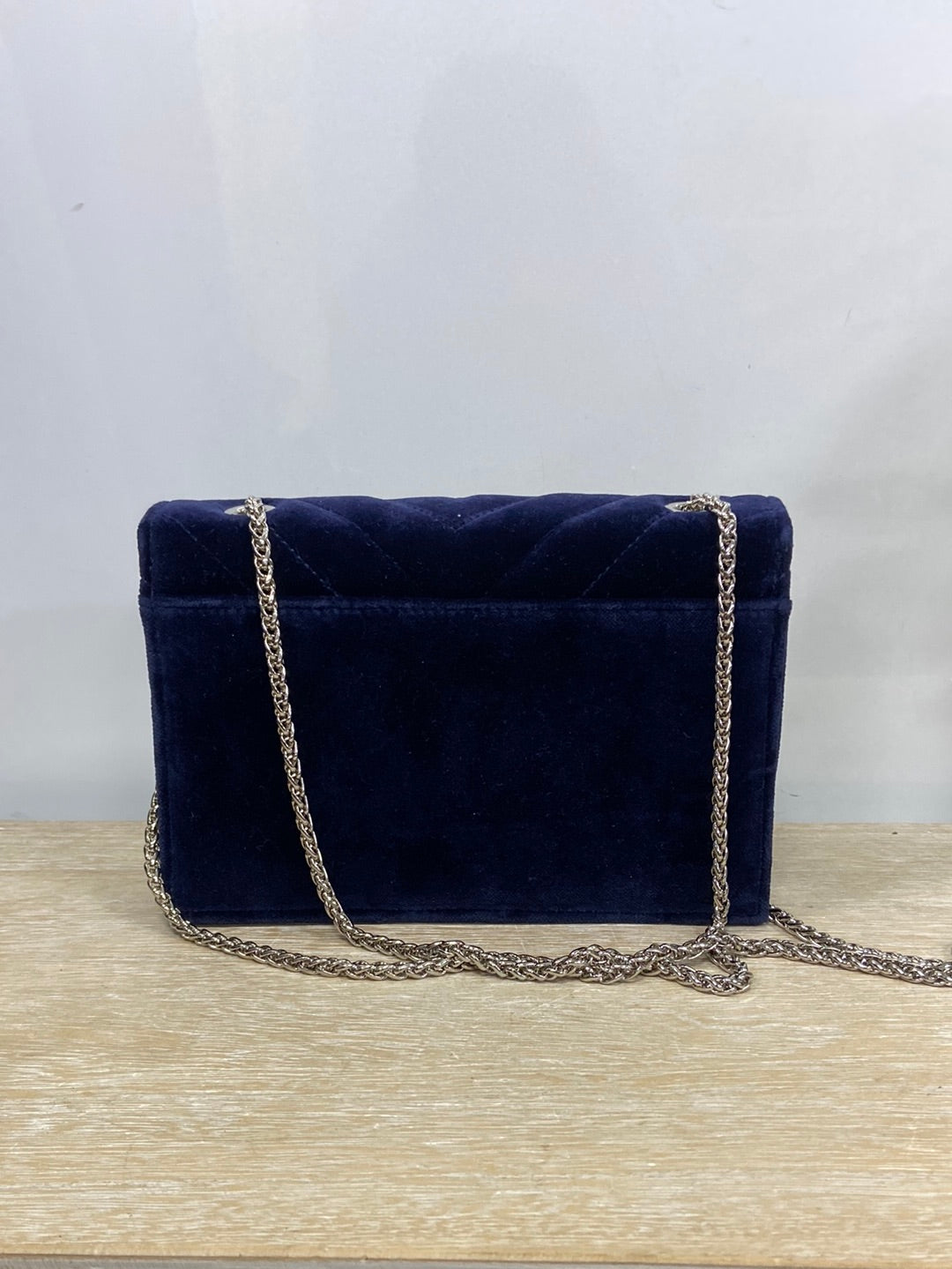 TITA MADRID.Bolso azul terciopelo pompón