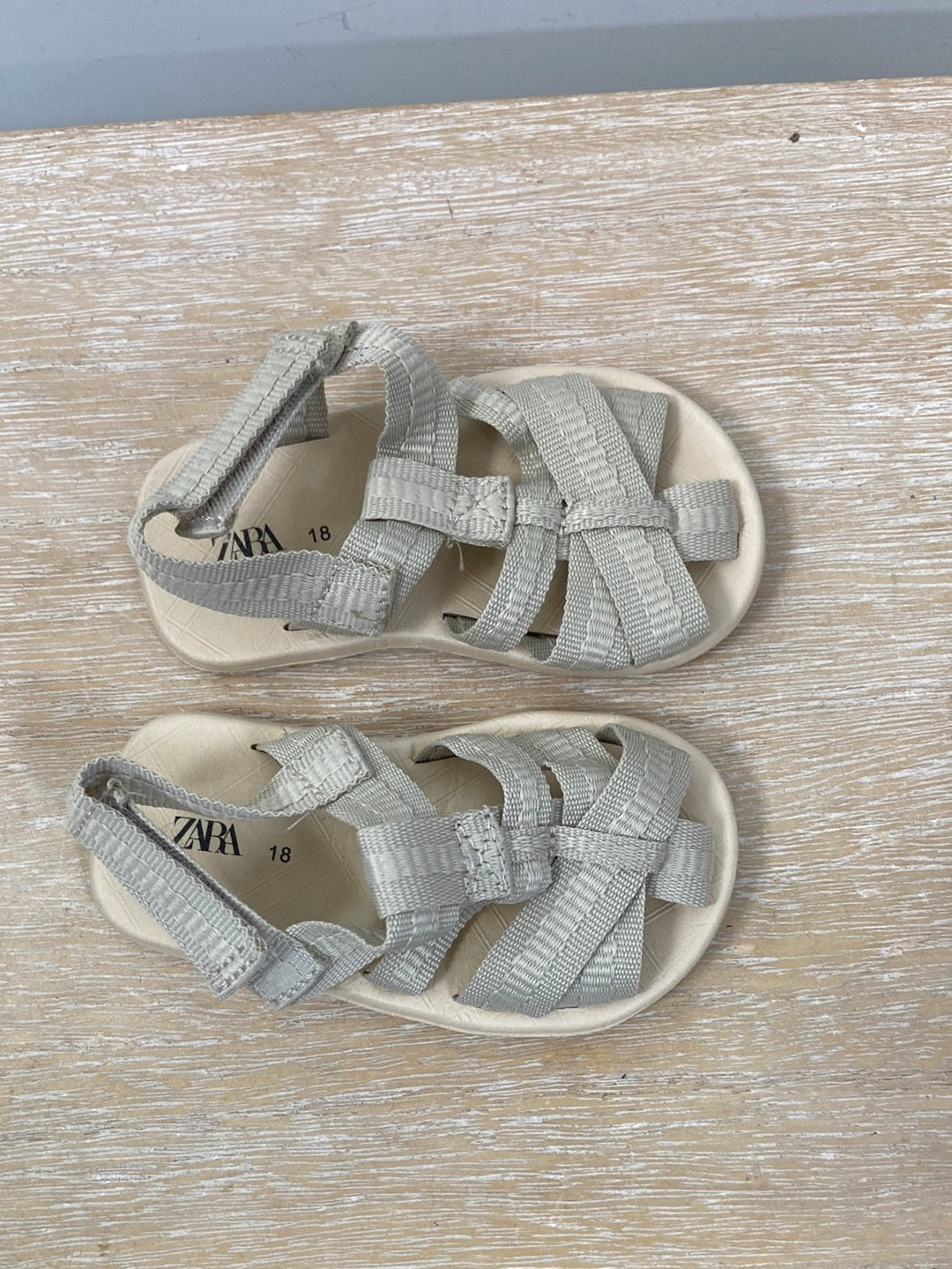 ZARA.Sandalias beiges T.18