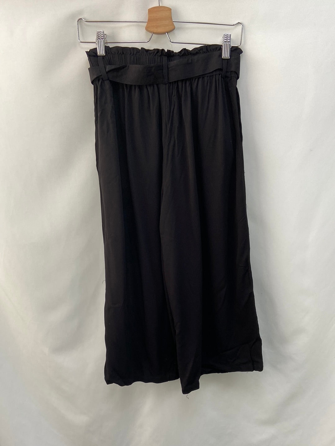 VILA. pantalón negro culotte  T.36