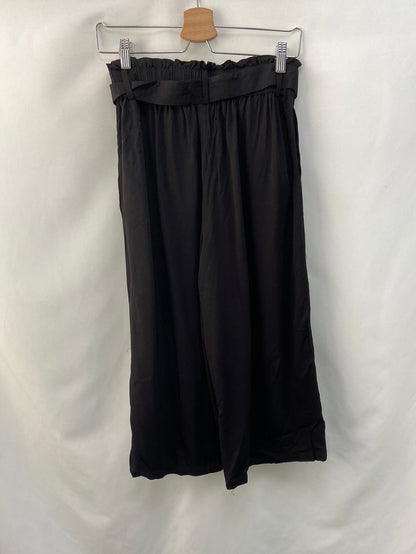 VILA. pantalón negro culotte  T.36