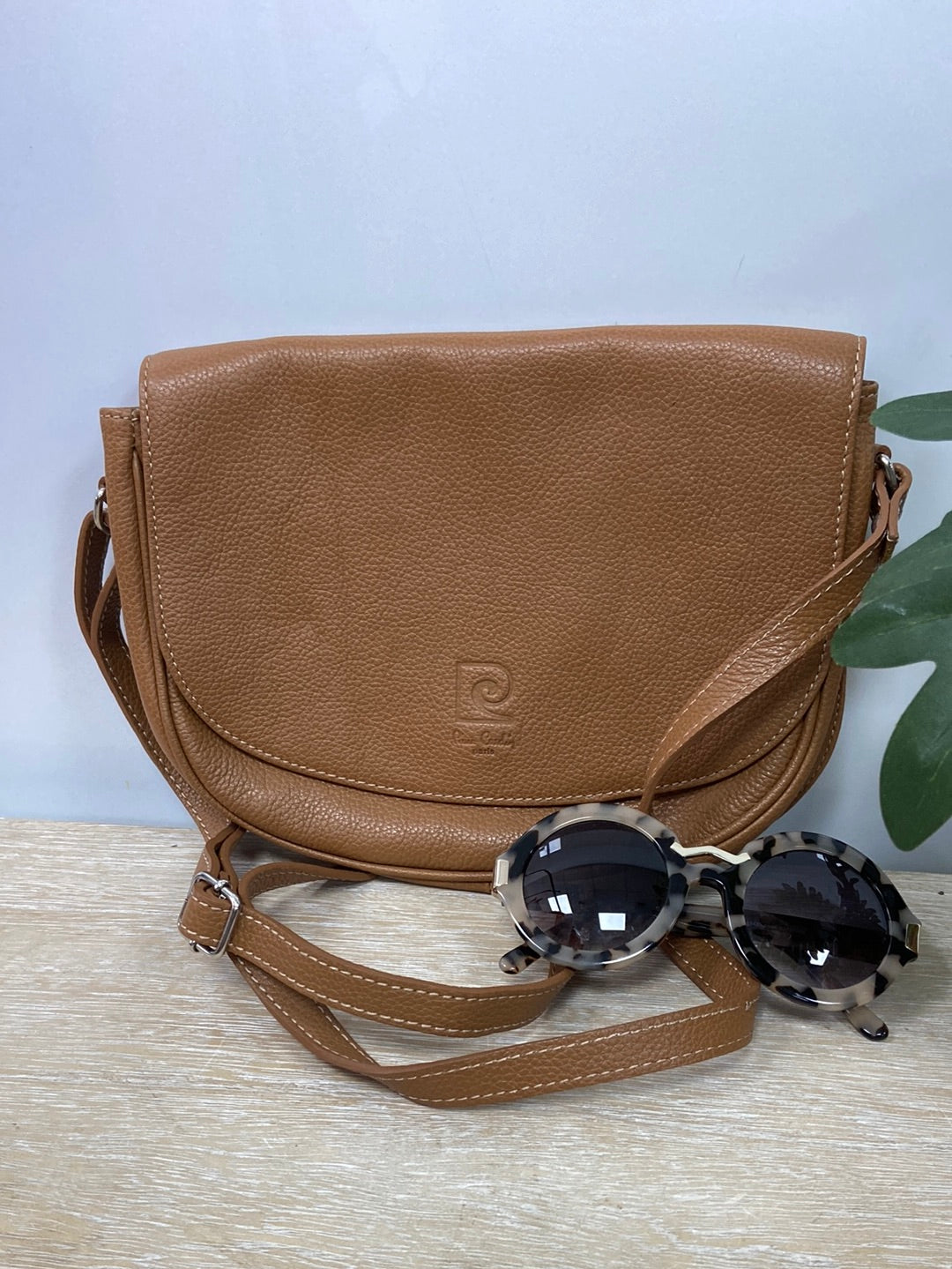 PIERE CARDIN. Bolso camel