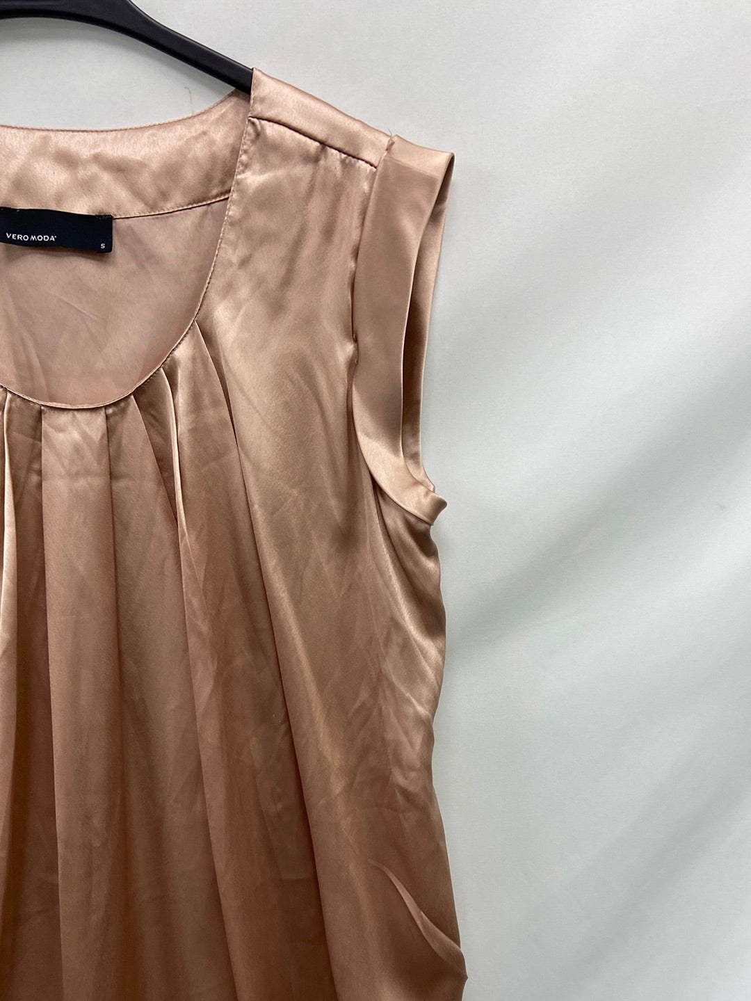 VERO MODA.Vestido corto nude satinado t.S