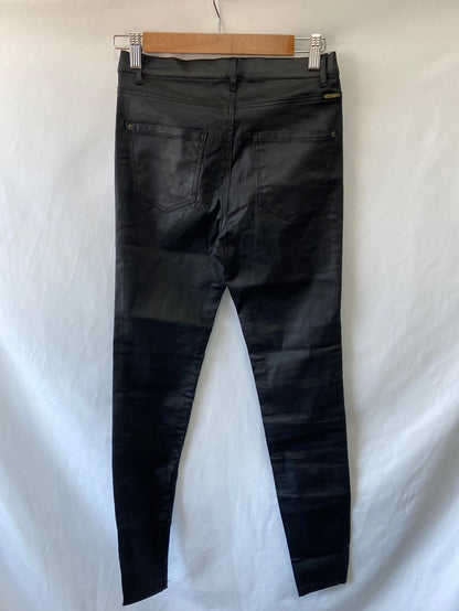 PULL&BEAR. Pantalon negro efecto piel T.36