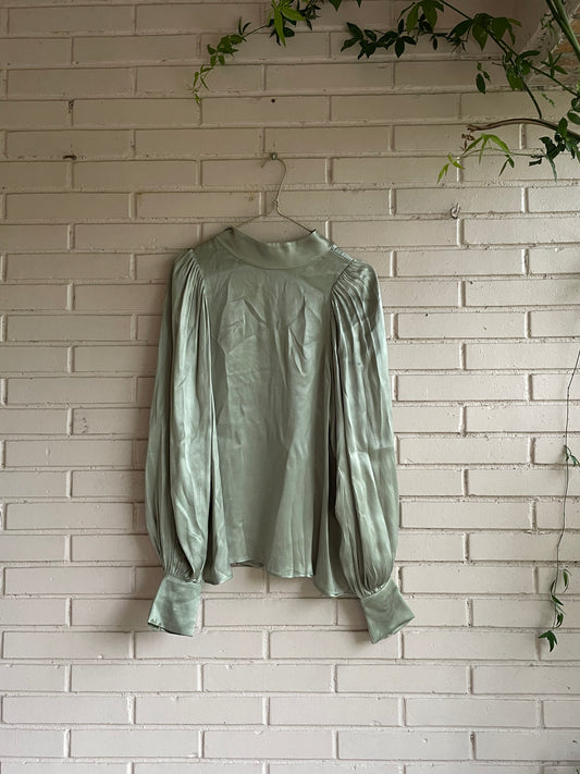 H&M.Blusa verde pastel satinada T.36 (Tara)