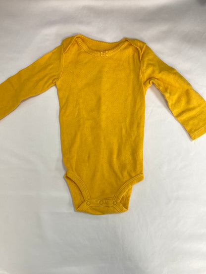 CARTERS.Body Amarillo 9 meses