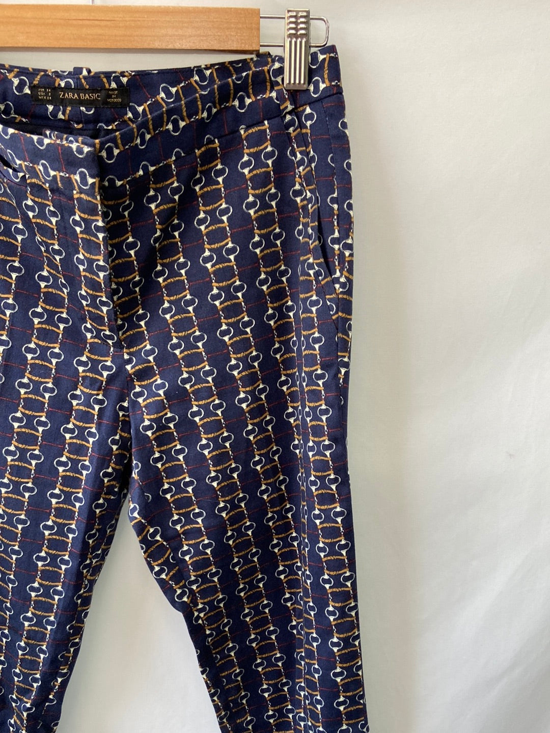 ZARA. Pantalón azul estampado cadenas T.34