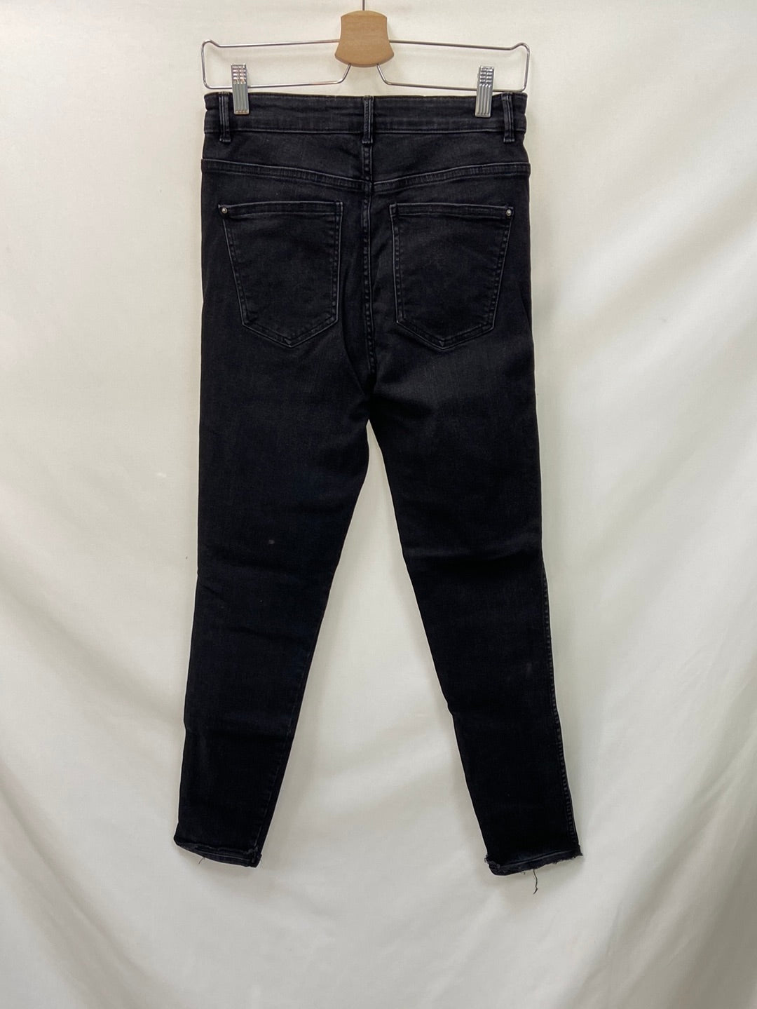 ZARA.Pantalones pitillo negros efecto lavado T.38