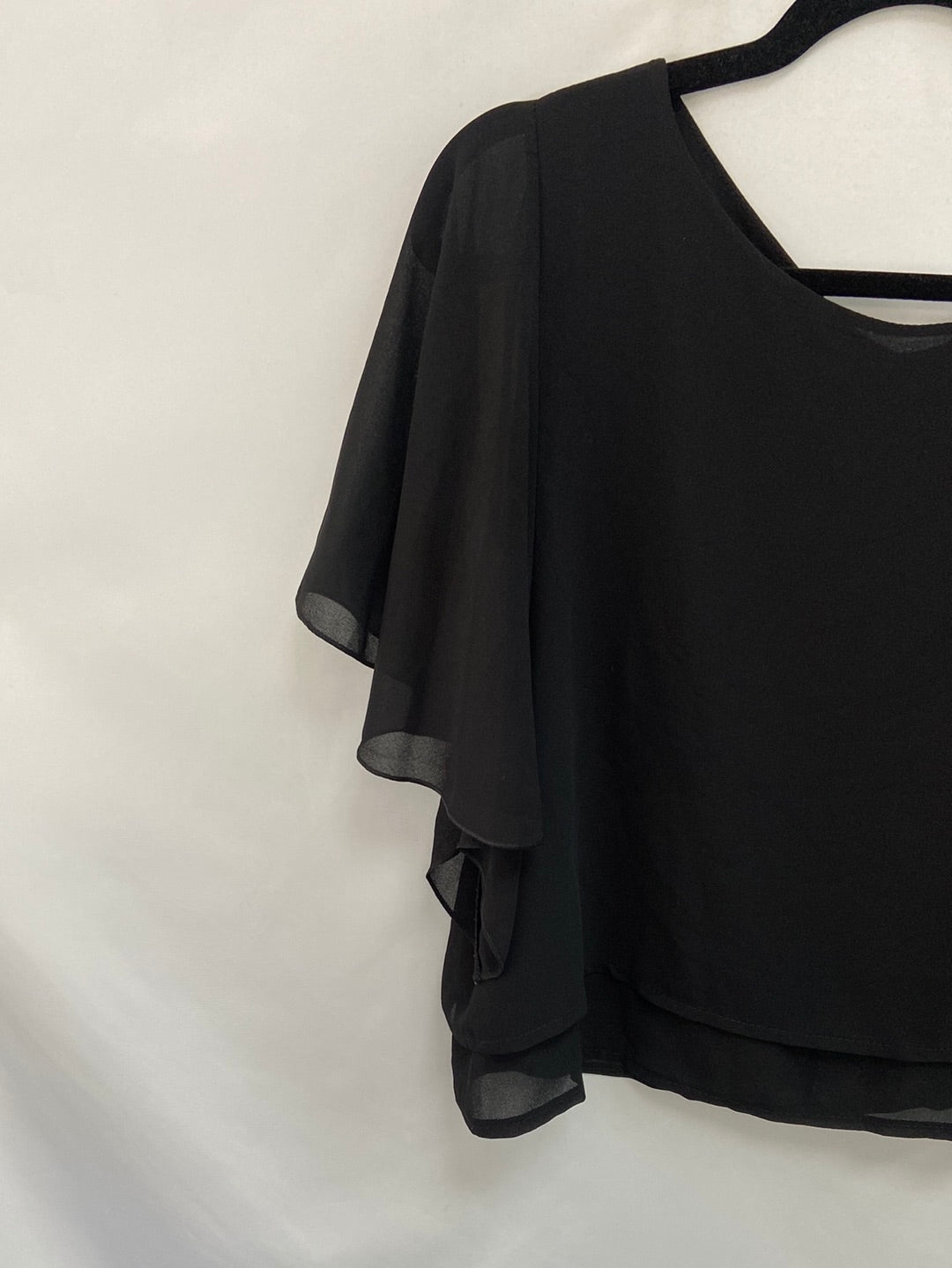 SENSE. Blusa negra volantes TU(m)